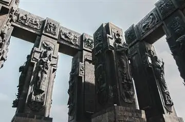Thumbnail of carved Chronicle of Georgia pillars seen from below